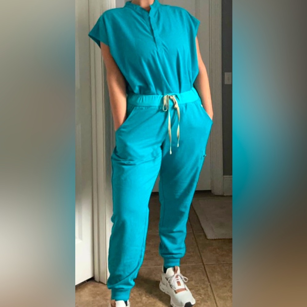 women’s Figs teal XL scrub set